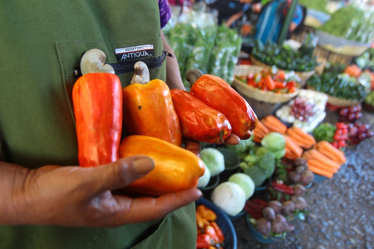 Los consumidores empiezan a abastecerse de productos propios de la época cuaresmal. (Foto Prensa Libre: Álvaro Interiano)
