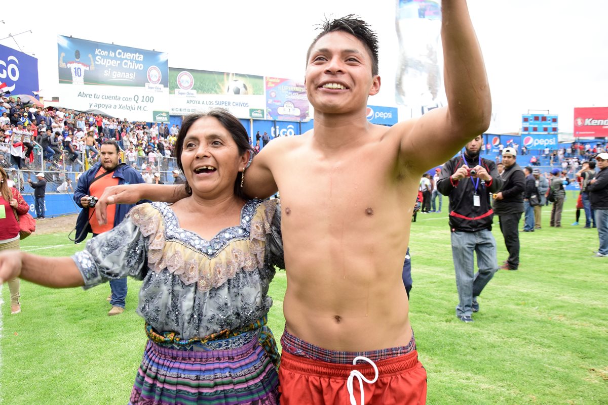 Dominga Ixcoy festeja el ascenso de Quiche FC a Primera División junto a su hijo el goleador quichelense Marcelino Castro. (Foto Prensa Libre: Raúl Juárez)