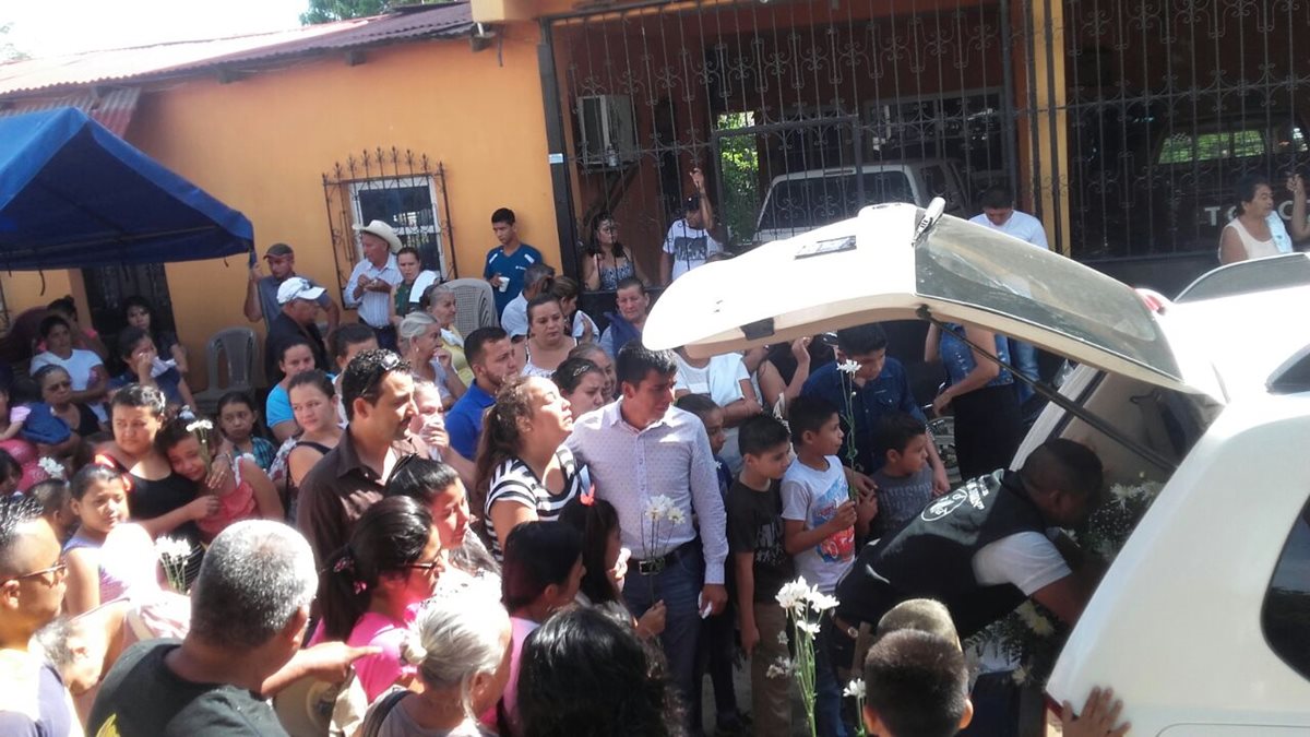 Familiares de Jeferson Calderón, el niño de 3 años que murió de dengue hemorrágico, lo trasladan al cementerio de la localidad donde lo sepultaron. (Foto Prensa Libre: Mario Morales)