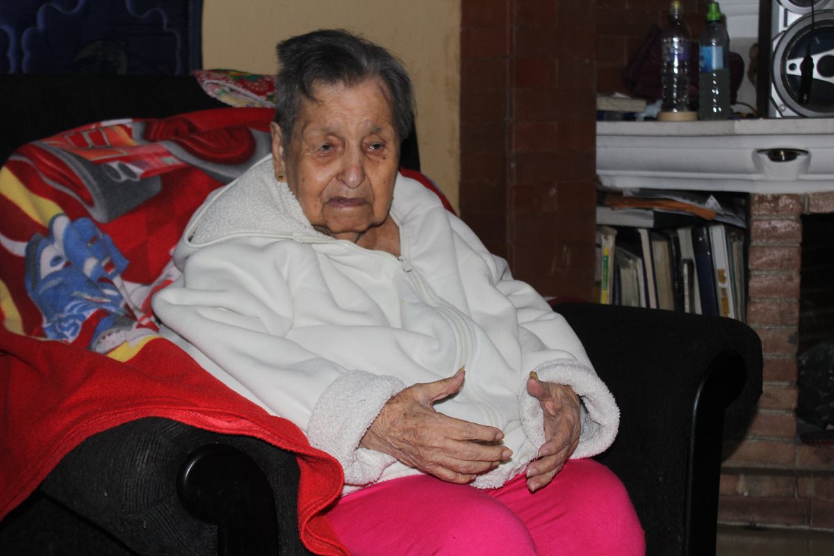 Rosa Carlota Rodas Puertas cumplió 100 años en Quetzaltenango y muestra su felicidad. (Foto Prensa Libre: Fred Rivera)
