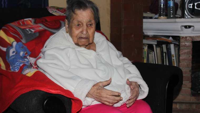 Rosa Carlota Rodas Puertas cumplió 100 años en Quetzaltenango y muestra su felicidad. (Foto Prensa Libre: Fred Rivera)