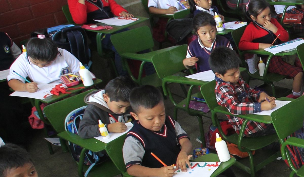 La capacidad lectora que puedan alcanzar los estudiantes de nivel primario está directamente comprometida con varios factores, entre ellos culturales, sociales, económicos y de género. (Foto Prensa Libre: Hemeroteca PL)