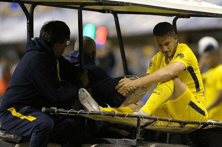 Darío Benedetto podría estar fuera entre seis y ocho meses por una lesión en la rodilla. (Foto Prensa Libre: AFP)