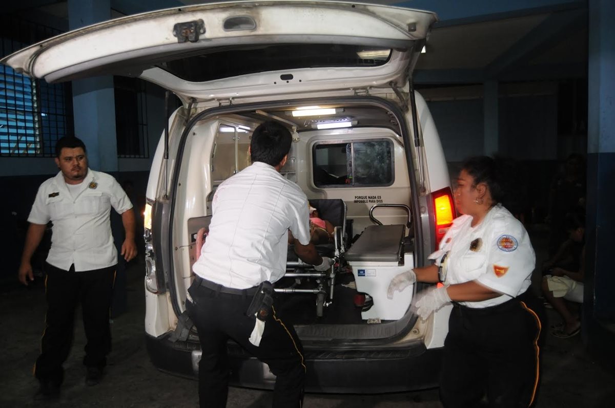 Socorristas trasladan al Hospital Regional de Coatepeque a dos adolescentes que resultaron heridas de bala en Tecún Umán, San Marcos. (Foto Prensa Libre: Alexánder Coyoy)