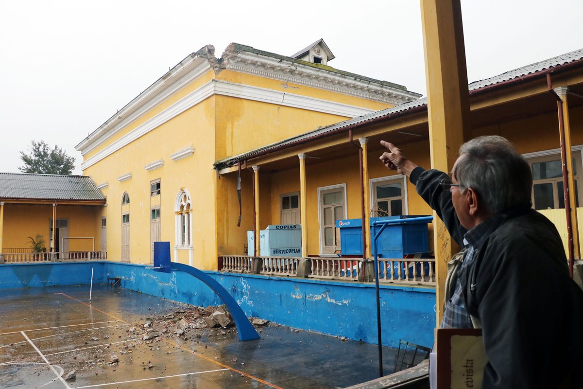 El arquitecto Rodrigo Asturias muestra los daños en el edificio del Invo. (Foto Prensa Libre: Carlos Ventura)