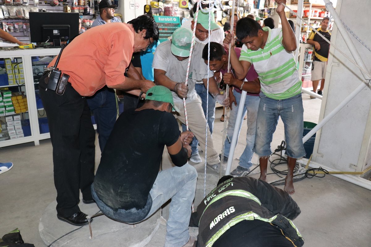 Bomberos Voluntarios rescatan el cadáver del hombre quien se hallaba en el pozo. (Foto Prensa Libre: Mario Morales)