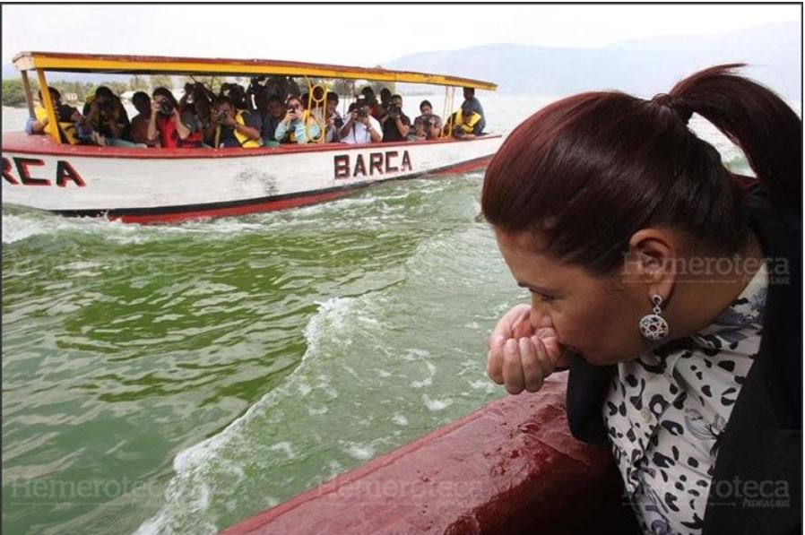 La exvicepresidenta Roxana Baldetti fue criticada por haber promovido en 2015 la fórmula "mágica" para limpiar el lago de Amatitlán. (Foto Prensa Libre: Hemeroteca)