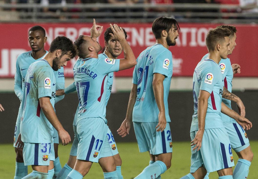 Los jugadores del Barcelona celebran el primer gol conseguido por el delantero Paco Alcacer contra el Murcia. (Foto Prensa Libre: EFE)