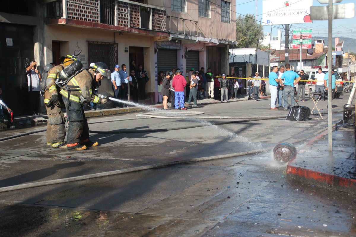 Socorristas luchan en equipo por sofocar incendio en la zona 1 de Huehuetenango. (Foto Prensa Libre: Mike Castillo)