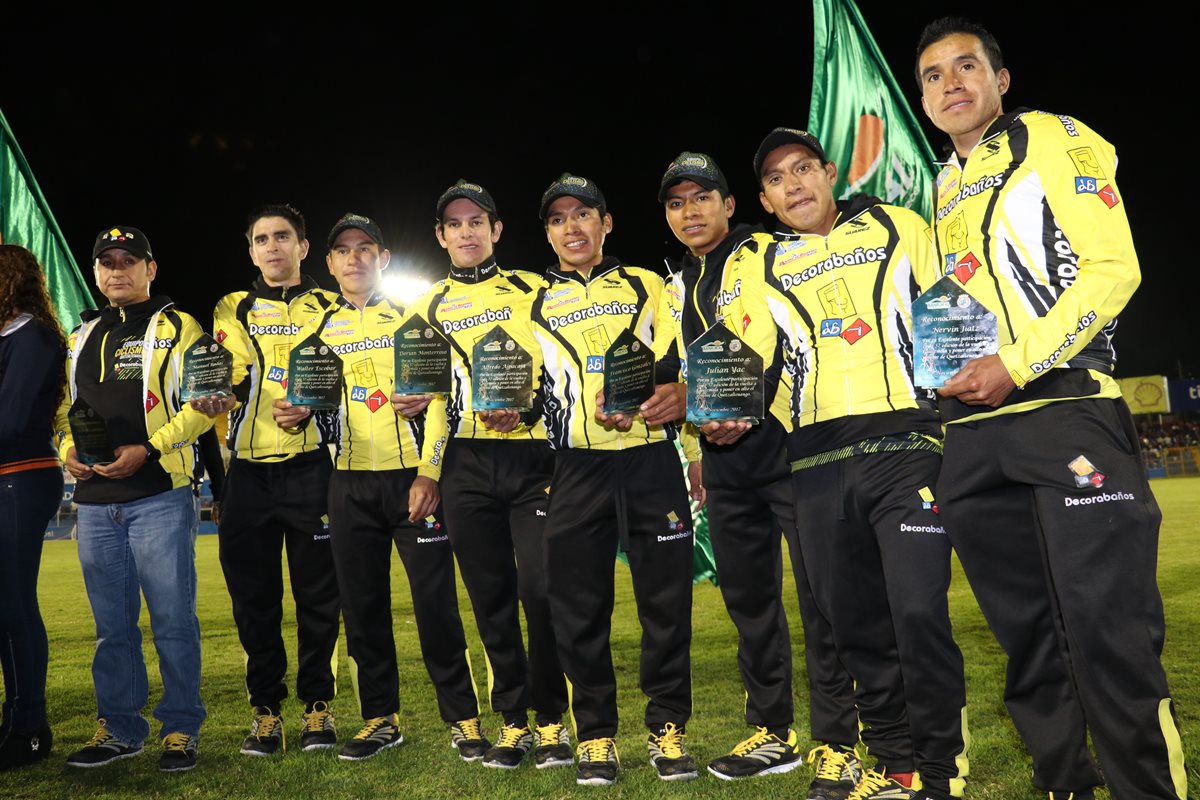 Los integrantes del equipo Decorabaños recibieron el reconocimiento de Xelajú MC y fueron admirados por la afición por la conquista. (Foto Prensa Libre: Raúl Juárez)
