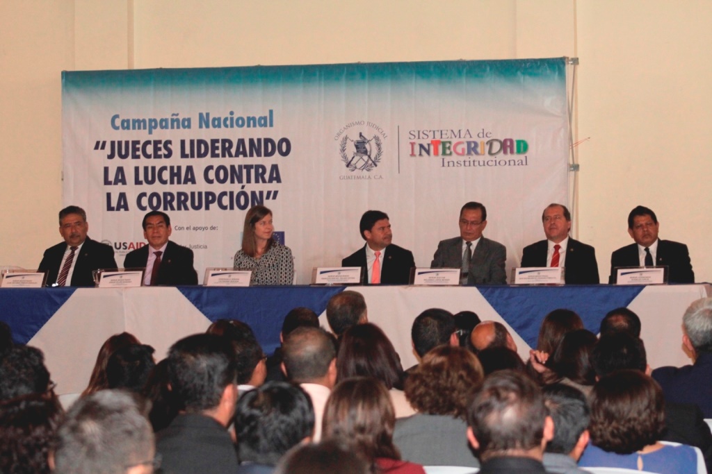 Magistrados de la CSJ así como de organizaciones internacionales participaron en el lanzamiento de la campaña en Quetzaltenango. (Foto Prensa Libre: María Longo)