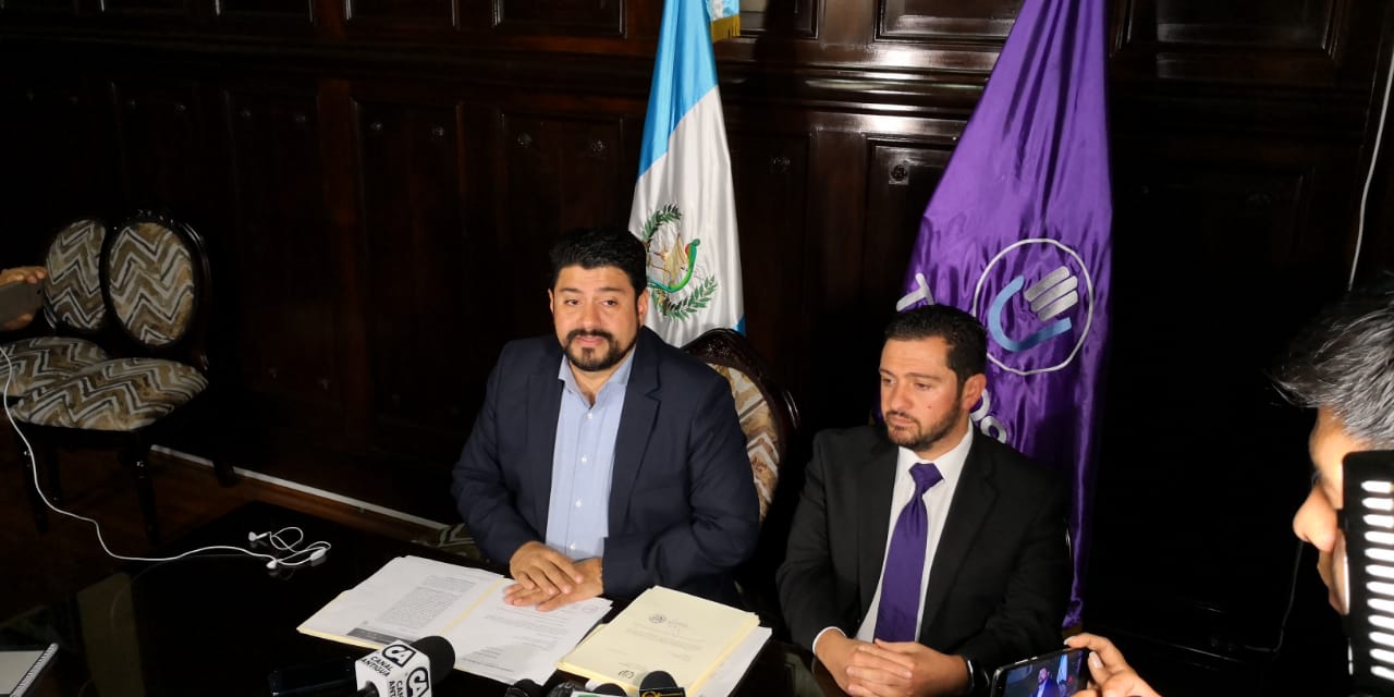 El diputado Ronald Arango, junto al congresista Rodrigo Valladares, presentaron una iniciativa de ley para regular las tarjetas de crédito. (Foto Prensa Libre: Carlos Álvarez)