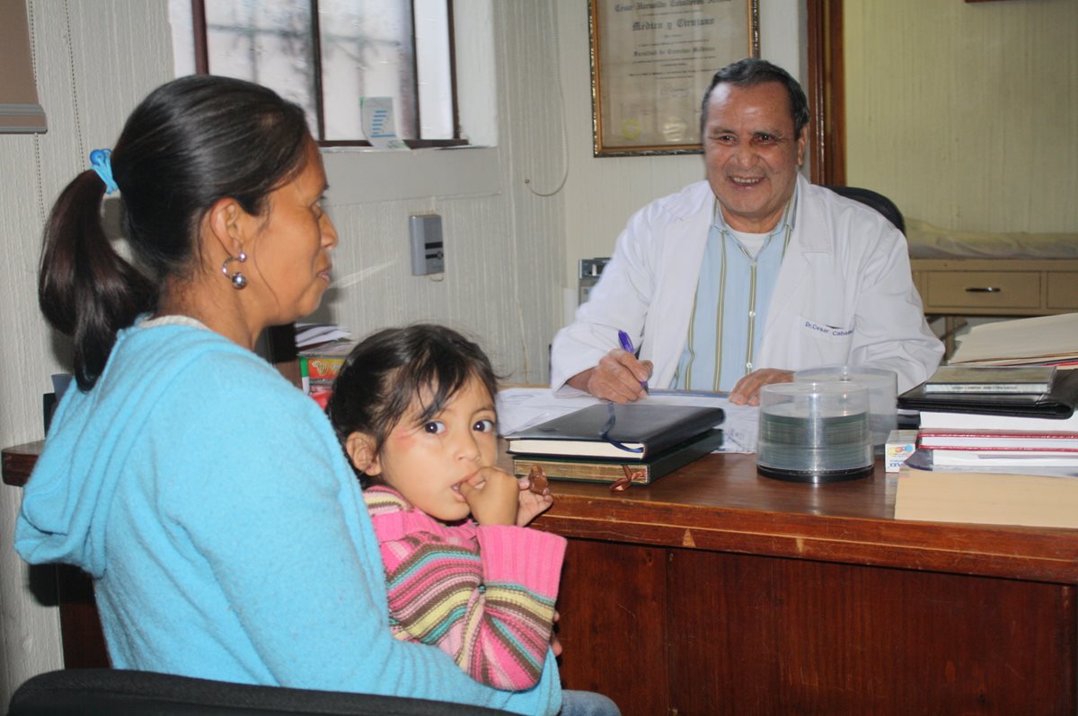 El doctor Caballeros, como se conoce en Sololá, atiende a una de sus pacientes en su clinica. (Foto Prensa Libre: Ángel Julajuj)