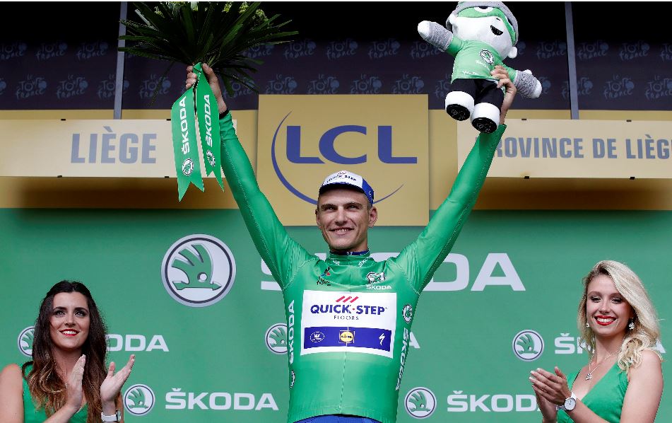 Marcel Kittel festeja en el podio, luego de ganar la segunda etapa del Tour. (Foto Prensa Libre: EFE)