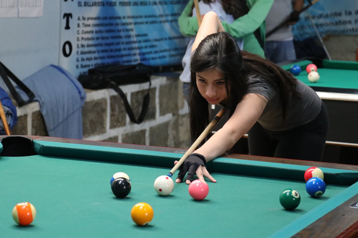 Ángeles Díaz representó recientemente a billar en la elección a Reina del Deporte. También es seleccionada destacada y representará a Xela en los nacionales. (Foto Prensa Libre: Raúl Juárez)