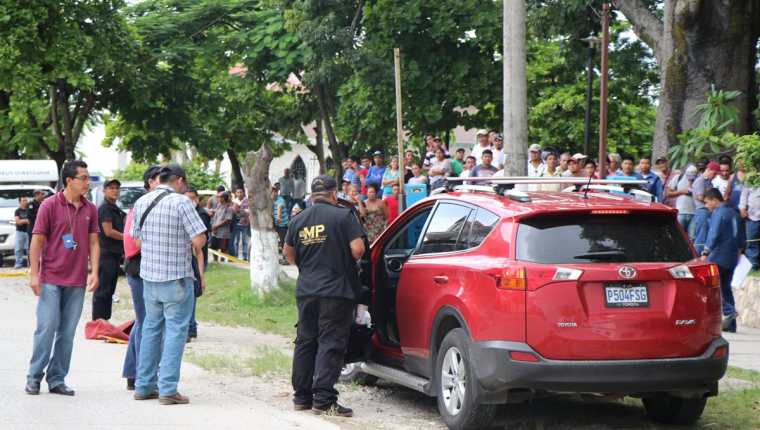 El abogado murió dentro de su vehículo.(Foto Prensa Libre: Rigoberto Escobar.)