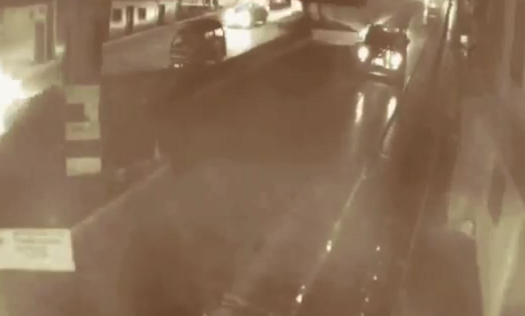 Una persona se estaciona bajo el puente El Caminero y deja bolsas con basura. (Foto tomada del video)