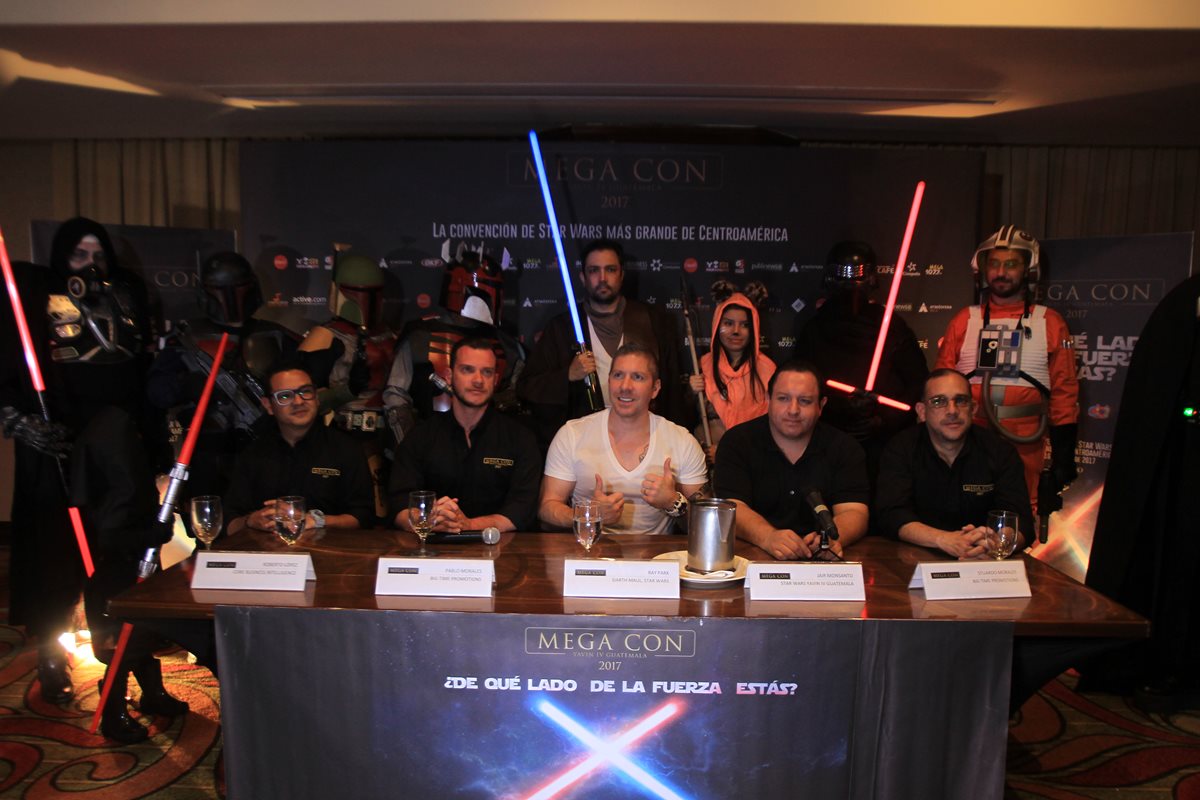 Ray Park - de blanco -, dio una conferencia de prensa este jueves previo a su participación en la Mega Con. (Foto Prensa Libre: Anna Lucía Ibarra).