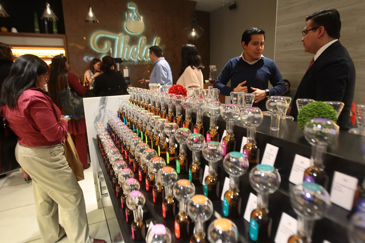 El cliente puede elegir varios aromas y fabricar su propia mezcla. (Foto Prensa Libre: Álvaro Interiano)