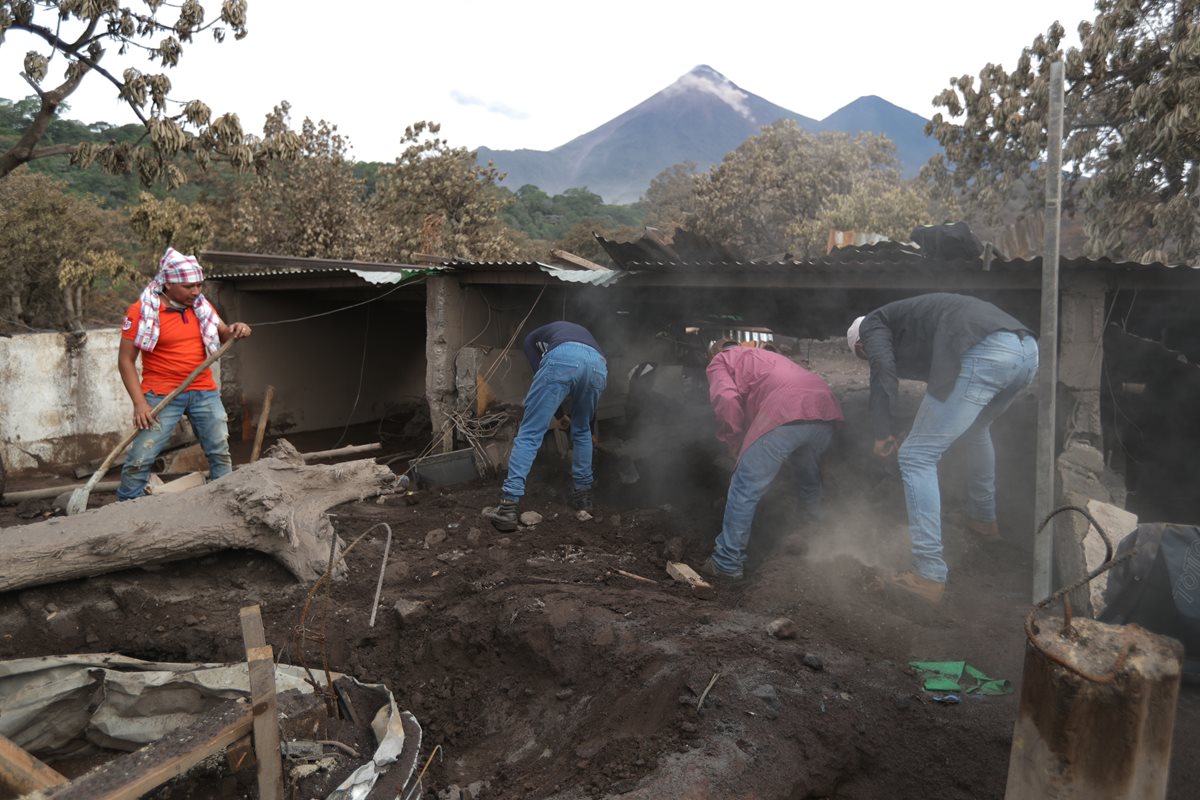 Líderes comunitarios trabajan para hallar a más cadáveres, víctimas del Volcán de Fuego, en San Miguel Los Lotes. (Foto Prensa Libre: Carlos Hernández)