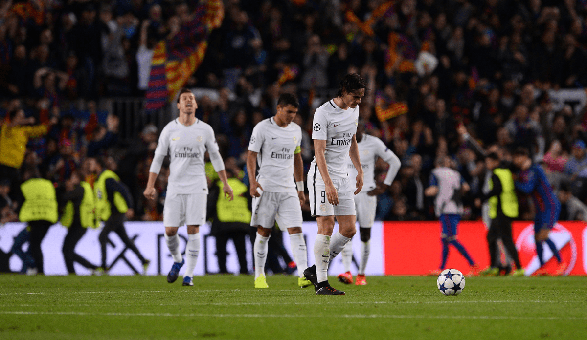 Los jugadores del París SG terminaron frustrados en la gramilla del Camp Nou tras la eliminación del Barcelona en la Champions. (Foto Prensa Libre: AFP)
