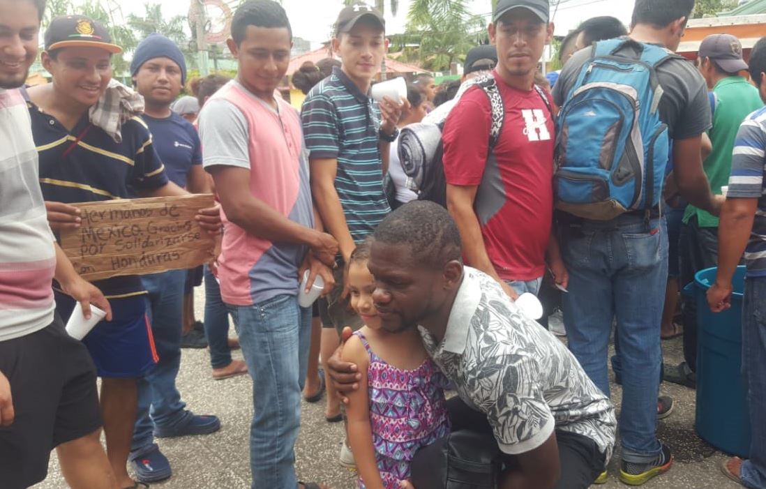 Milton Tyson Núñez se tomó fotografías con los migrantes hondureños. (Foto Prensa Libre: Cortesía Municipalidad de Tecún Umán)