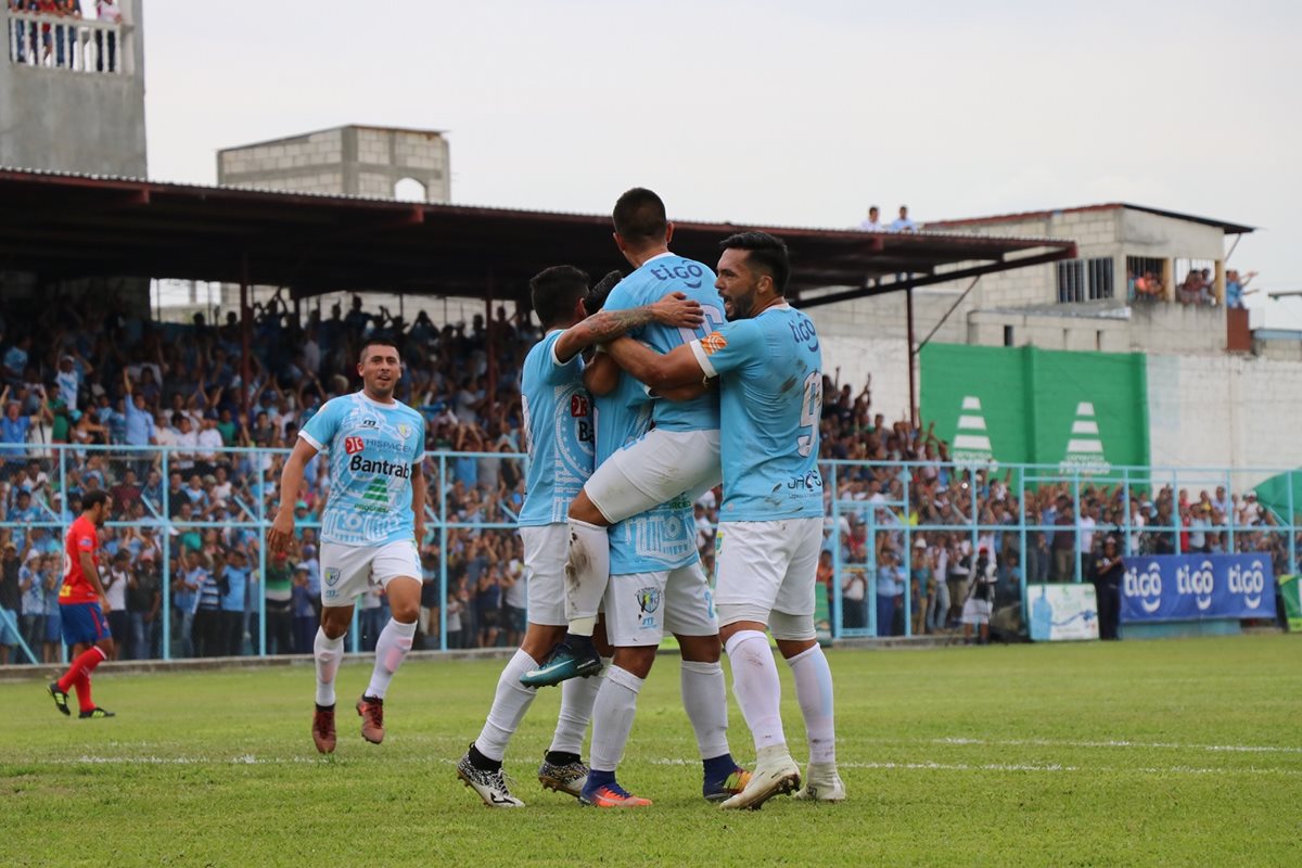 Los jugadores de Sanarate celebran vencer a Municipal y ganar la fase de clasificación. (Foto Prensa Libre: Hugo Oliva)