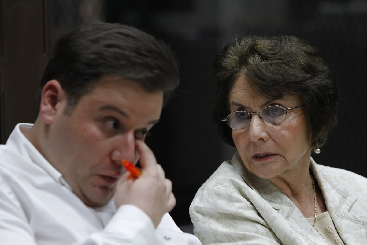 Beatriz Ofelia de León y su hijo Roberto Barreda, durante una audiencia del caso Siekavizza. (Foto Prensa Libre: Hemeroteca PL)