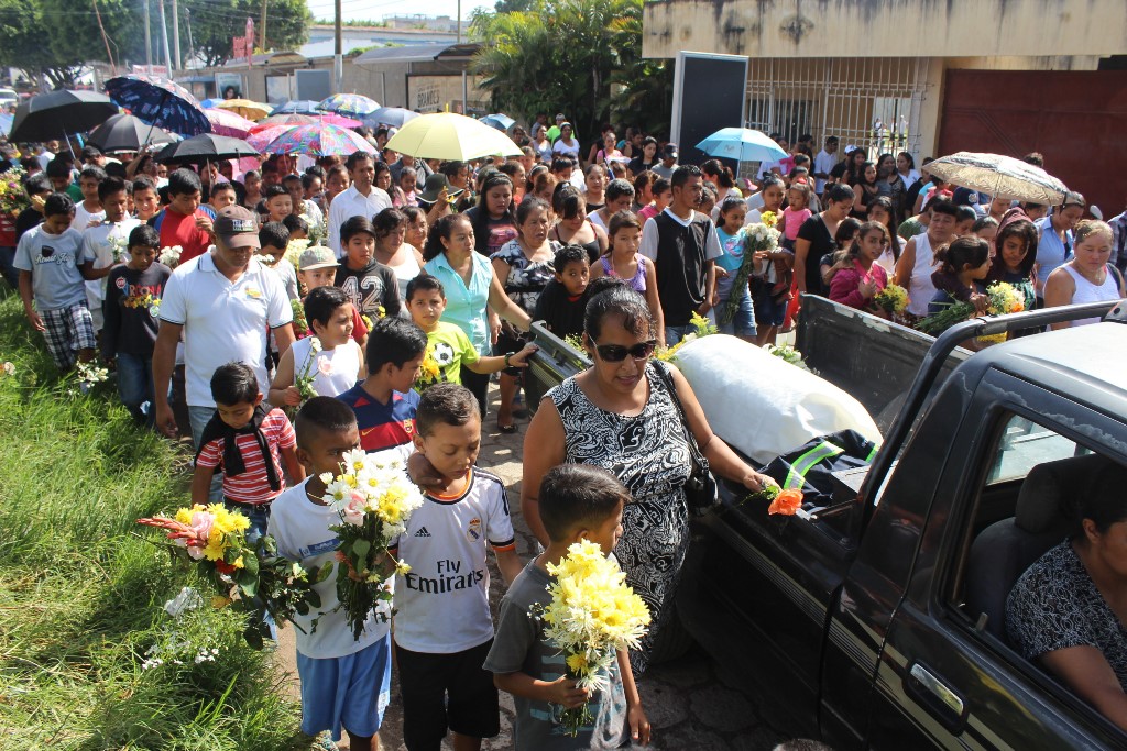 Vecinos acompañan el sepelio de menor en Jutiapa. (Foto Prensa Libre: Óscar González)