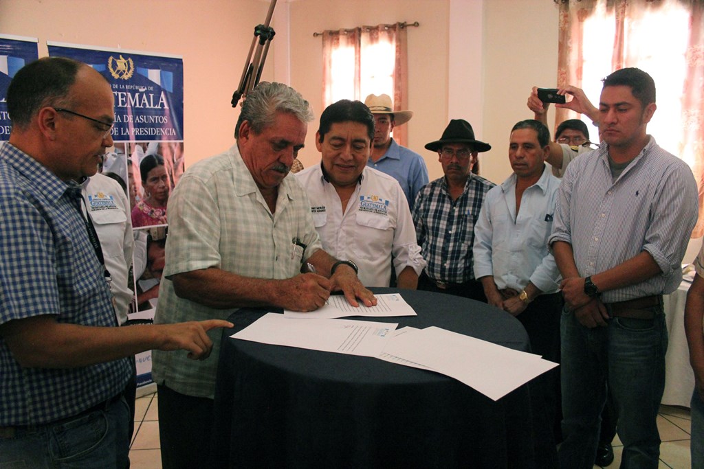 Finqueros de Jalapa y líderes comunitarios de Santa María Xalapán firman acuerdo para poner fin a conflicto de tierras. (Foto Prensa Libre: Hugo Oliva)