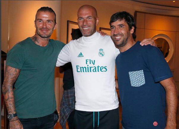 David Beckham posa junto a Zidane y Raúl González, del Real Madrid. (Foto Prensa Libre: cortesía Real Madrid)