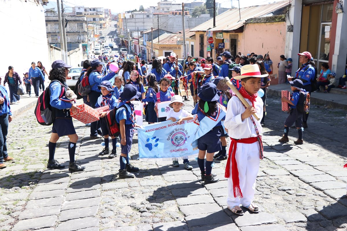 Unos 400 niños y jóvenes participaron en la caminata en conmemoración al 110 aniversario de fundación del movimiento Scout en Xela. (Foto Prensa Libre: María Longo)