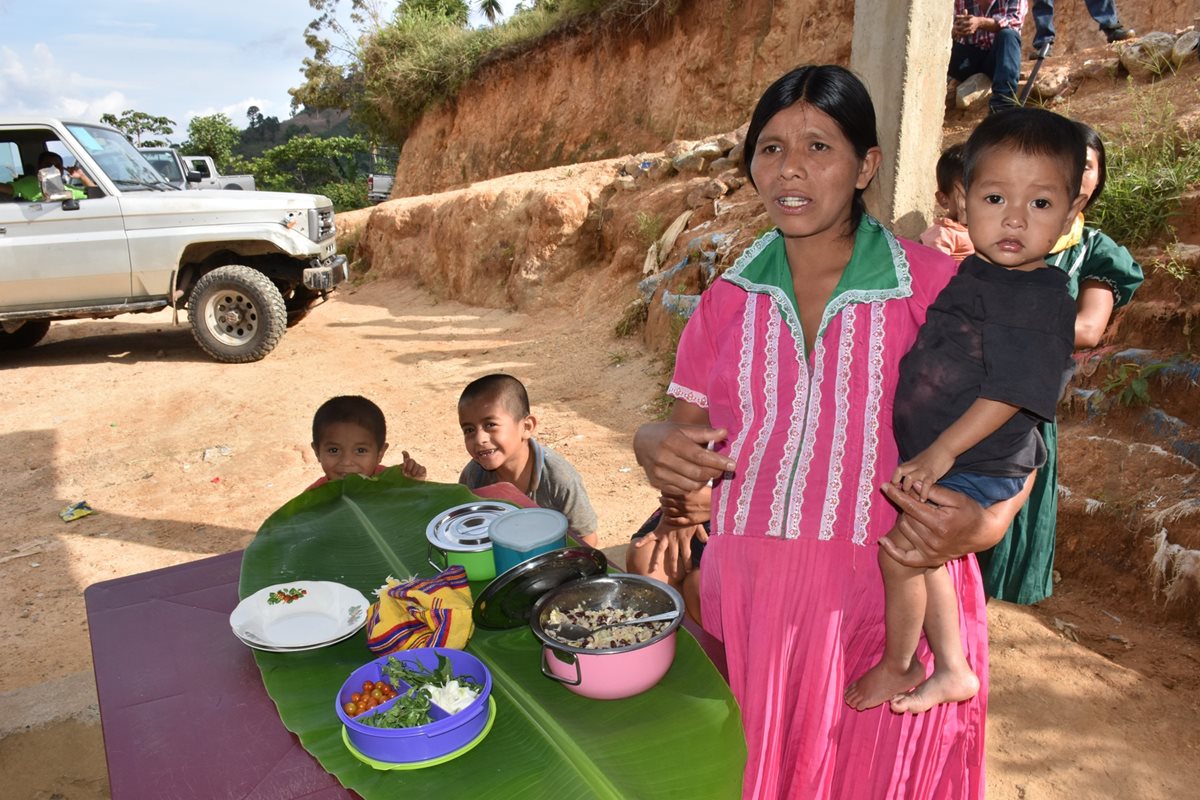 Una mujer muestra los alimentos nutritivos que ha aprendido a preparar con ingredientes de bajo costo y a su alcance. (Foto Prensa Libre: Mario Morales).