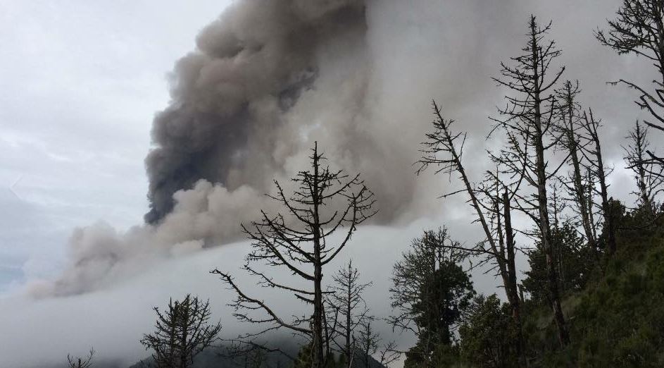 El montañista guatemalteco, Jorge Luis Altuve captó los momentos de la erupción del Volcán de Fuego. (Foto Prensa Libre: Tomada de Facebook)