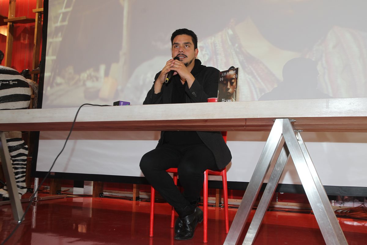 El director Jayro Bustamante, durante el lanzamiento del DVD de Ixcanul (Foto Prensa Libre: José Andrés Ochoa).