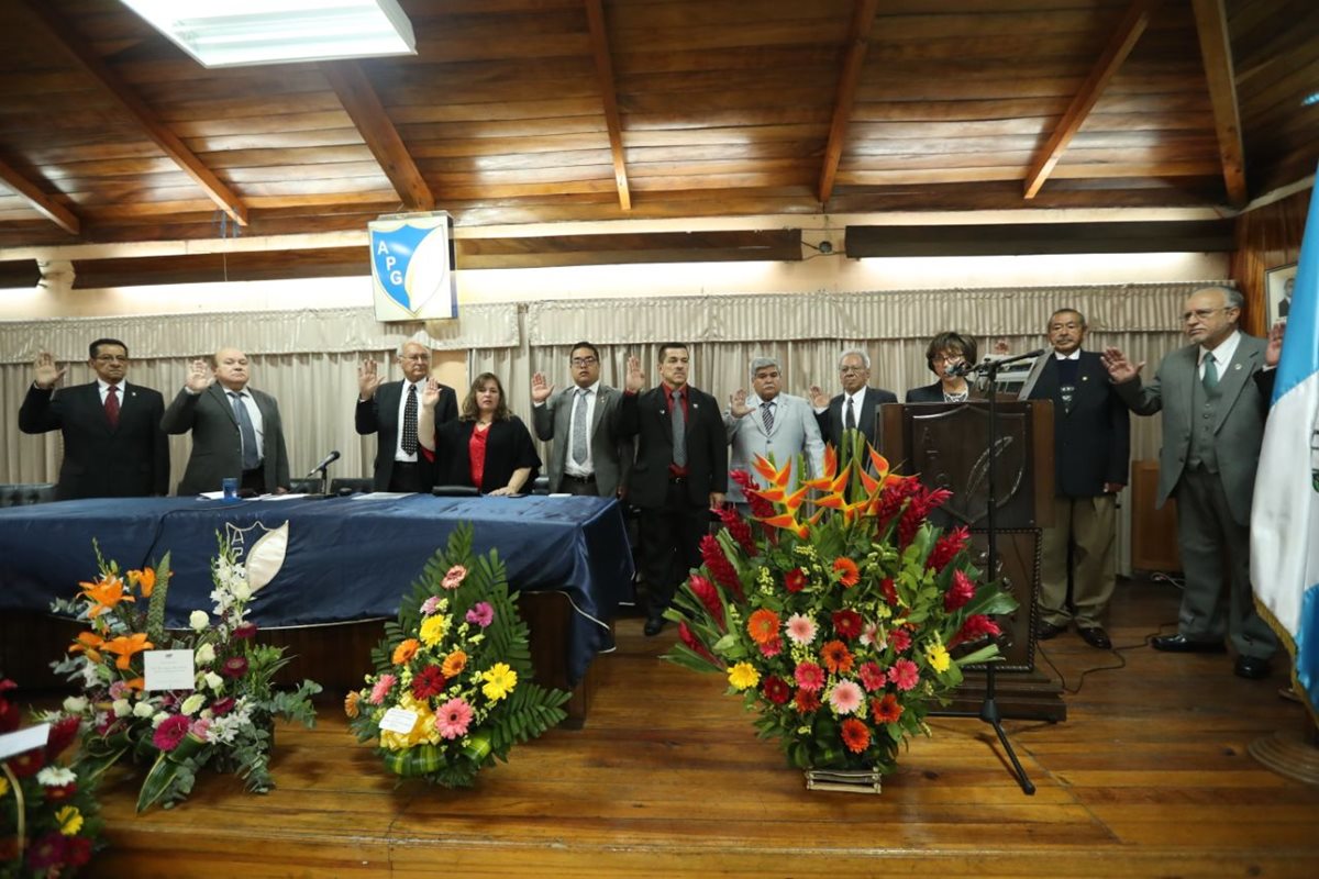 La junta directiva de la APG 2018-2019 al ser juramentada. (Foto Prensa Libre: Esbin García).