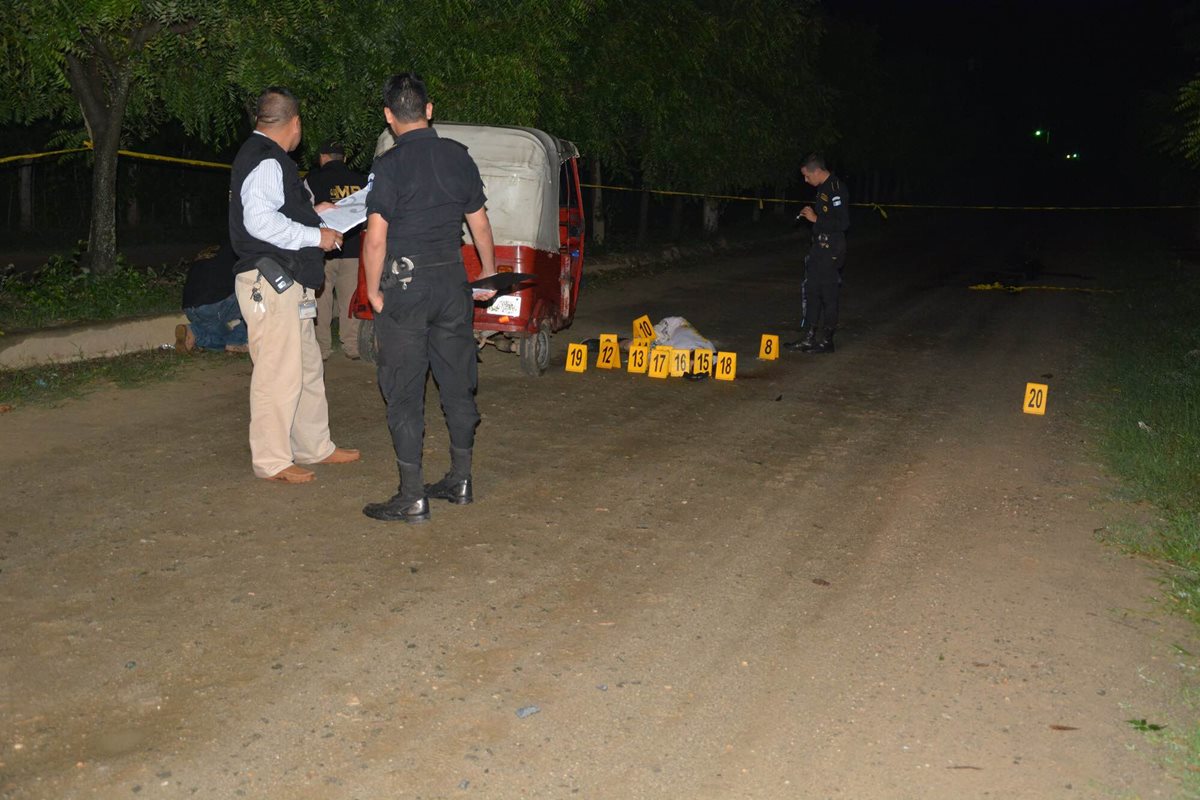 Investigadores de la PNC recaban evidencias en un camino de terracería de Gualán, Zacapa. (Foto Prensa Libre: Víctor Gómez)