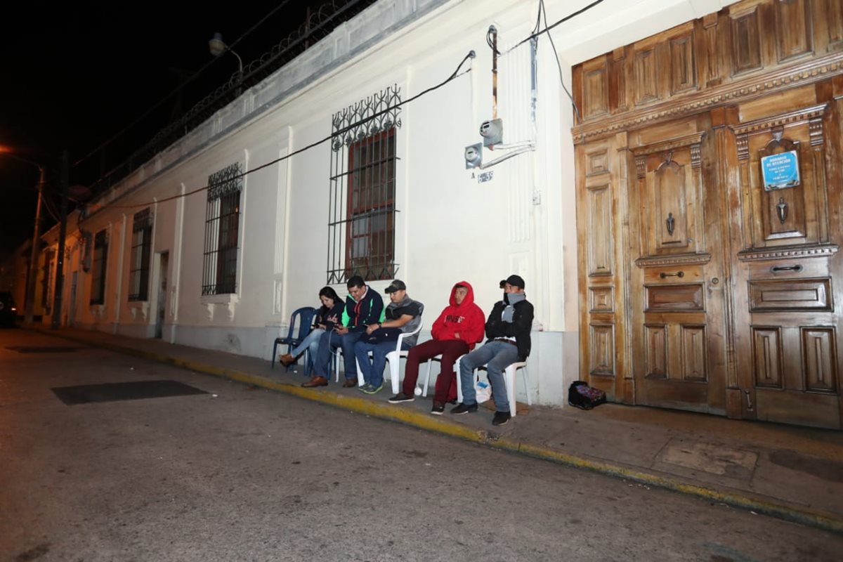 Miembros de las agrupaciones Vamos y Fuerza comenzaron a hacer fila para las inscripciones frente al TSE. (Foto Prensa Libre: Esbin García)