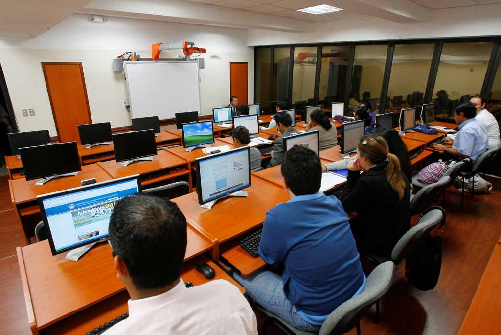 Universidades apuestan por carreras más afines a la tecnología e Ingeniería en Sistemas. (Foto Prensa Libre: Hemeroteca PL)