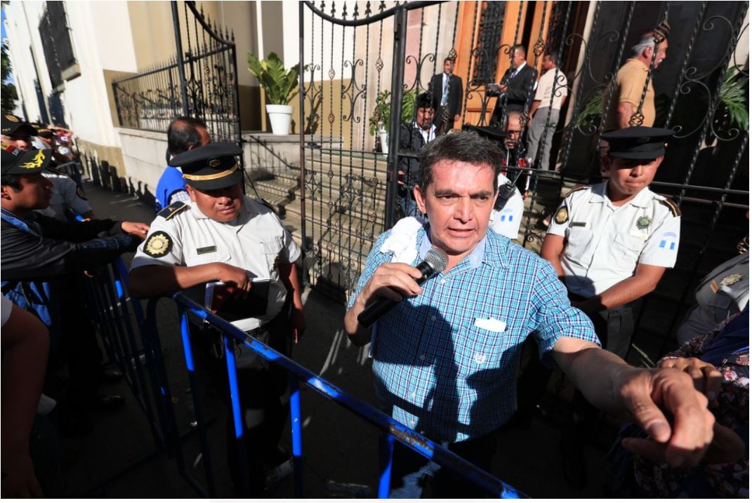 Las manifestaciones del Magisterio, con Joviel Acevedo a la cabeza, que vocifera afuera del Congreso, casi siempre coinciden con crisis gubernamentales. (Foto Prensa Libre: Carlos Hernández)