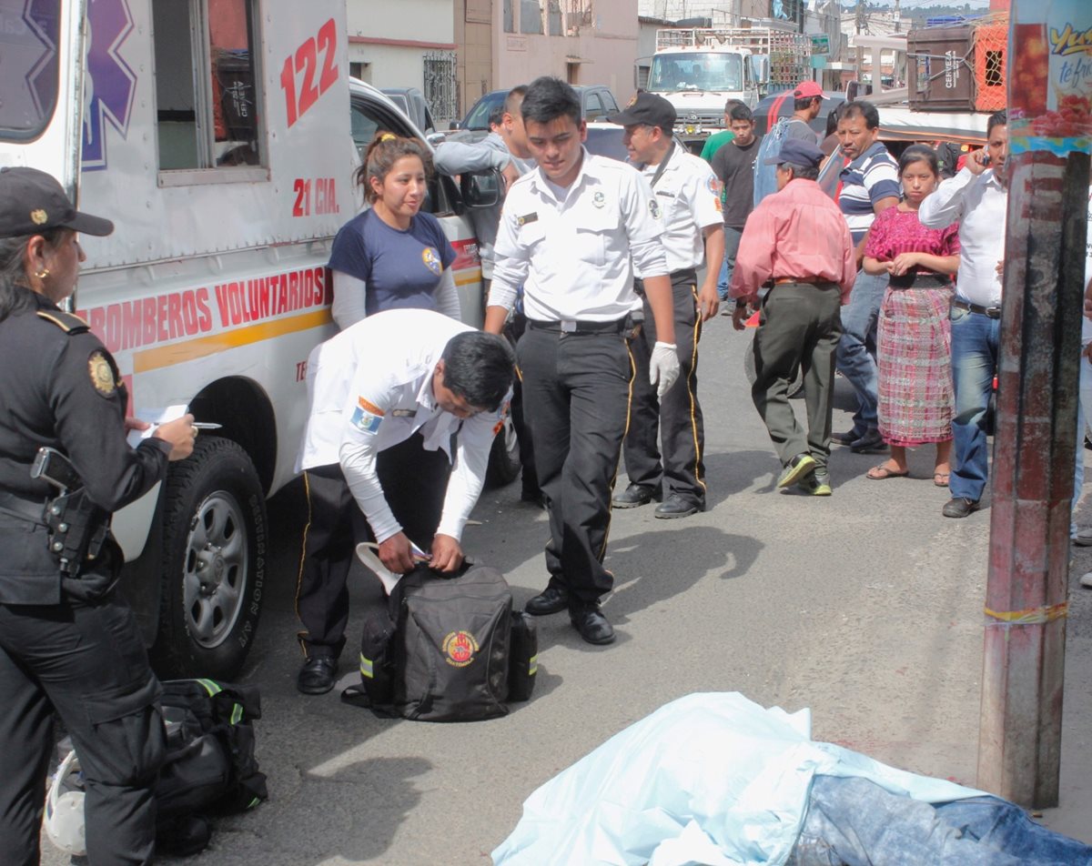 Vecinos llegan al lugar donde se registró el ataque armado en contra de un hombre de unos 25 años, en la zona 3 de Chimaltenango. (Foto Prensa Libre: Víctor Gómez)