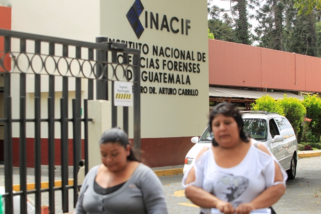 Durante una de las entregas de cuerpos de víctimas del incendio en el Hogar Seguro Virgen de la Asunción, dos mujeres caminan en la morgue del Inacif. (Foto Prensa Libre: HemerotecaPL)
