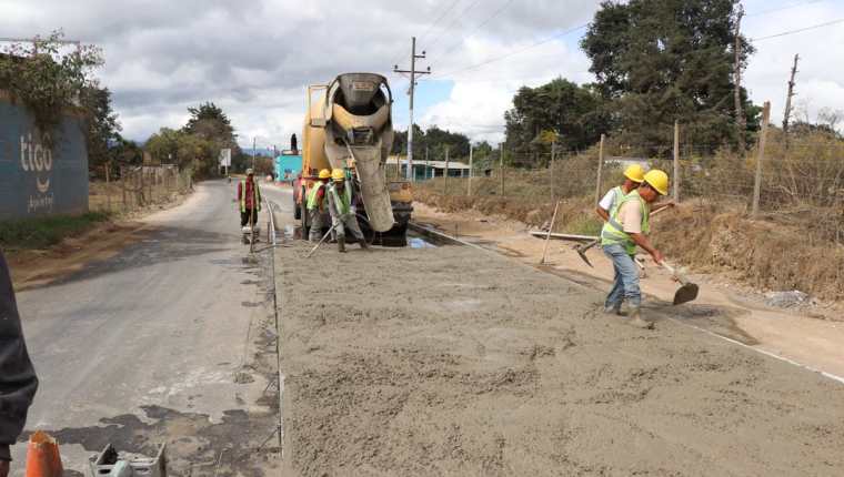 Según vecinos y transportista, las grietas demuestran la mala calidad de la carretera. (Foto Prensa Libre: Yésica Tol)