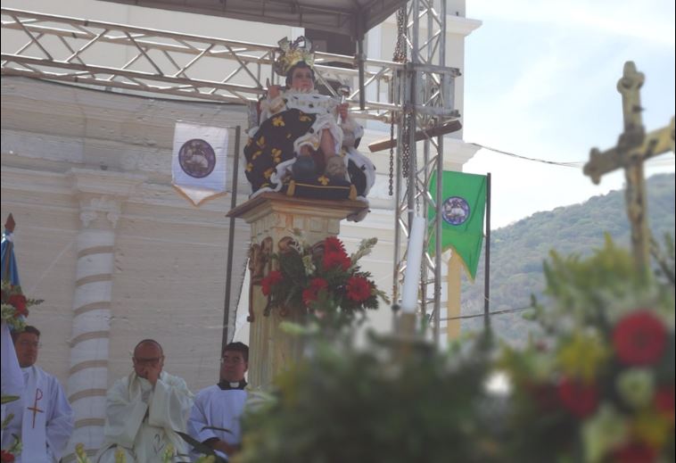 Imagen del Niño Dios de Amatitlán, durante el rito de consagración, en el parque central del municipio. (Foto Prensa Libre: Oscar Felipe)