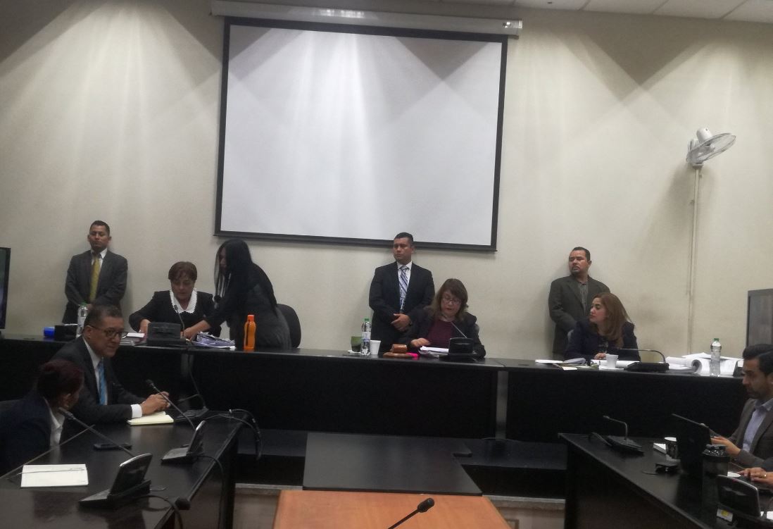 Las juezas dan lectura a la sentencia en el caso Salcajá, en el Tribunal de Mayor Riesgo "B". (Foto Prensa Libre: Sucely Contreras)
