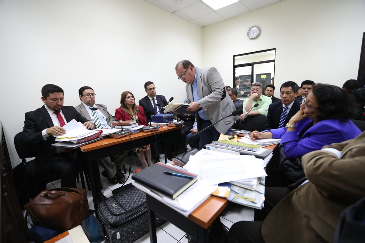 Los exintegrantes del concejo de Xela 2012-2016, son juzgados por malversación de fondos. (Foto Prensa Libre: Mynor Toc) 