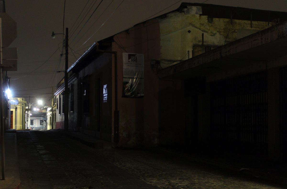 Varios sectores de Xelajú tienen alumbrado público deficiente debido a que muchas luminarias están dañadas y la Empresa Eléctrica Municipal no se da abasto para repararlas. (Foto Prensa Libre: María José Longo)
