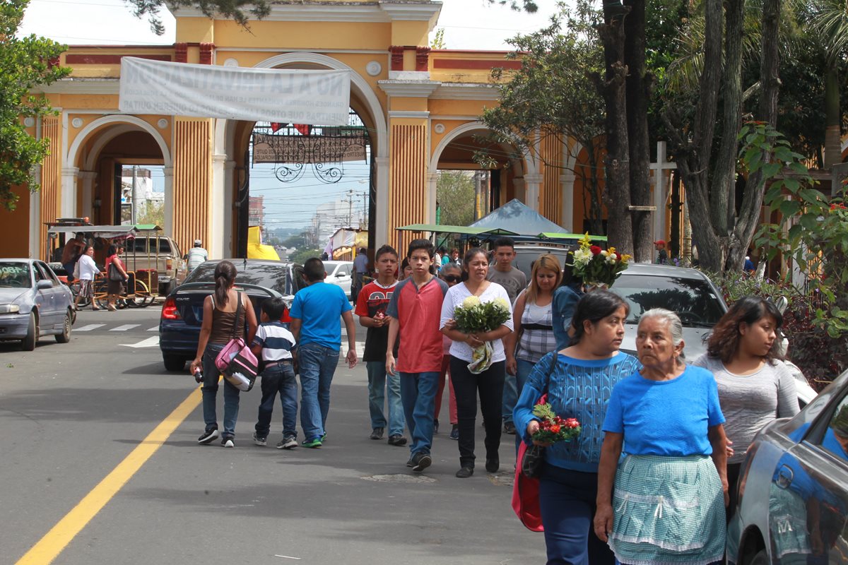 El Cementerio General reúne a miles de familias que llegarán a ofrendar y recordar a sus seres queridos. (Foto Prensa Libre: Estuardo Paredes)