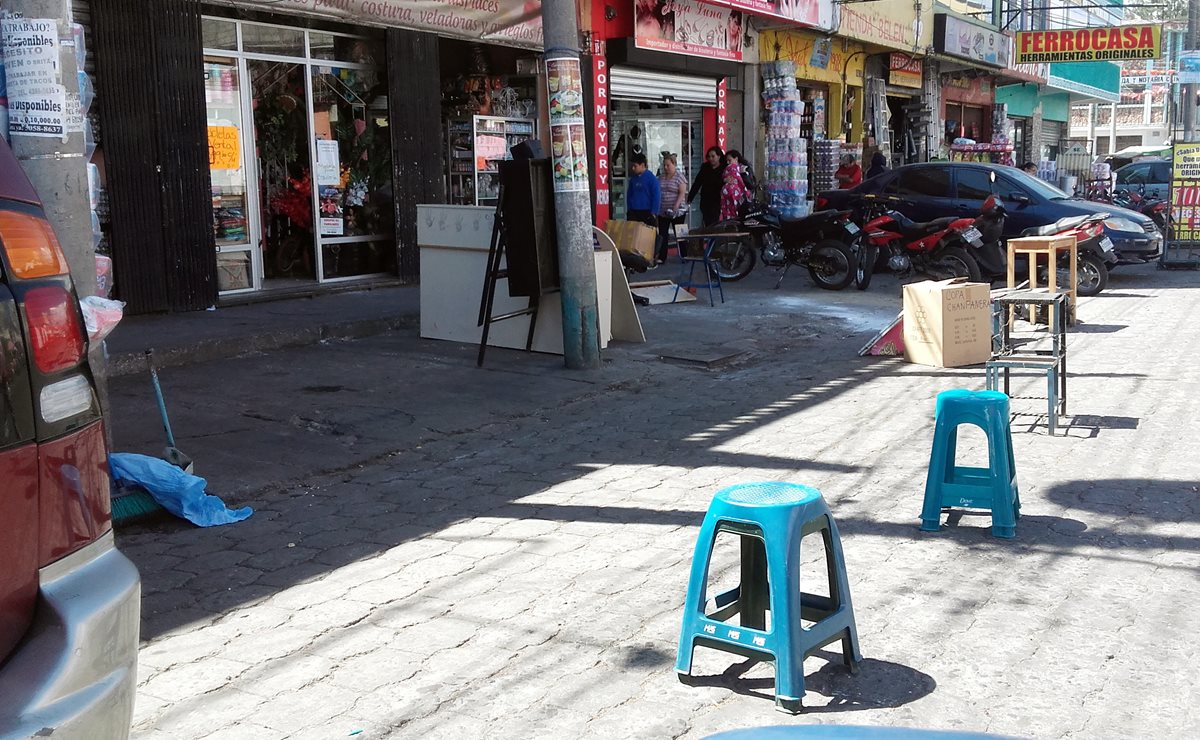 Vecinos de Xela se quejan de los cuidadores de carros que se han adueñado de las calles. (Foto Prensa Libre: Carlos Ventura)