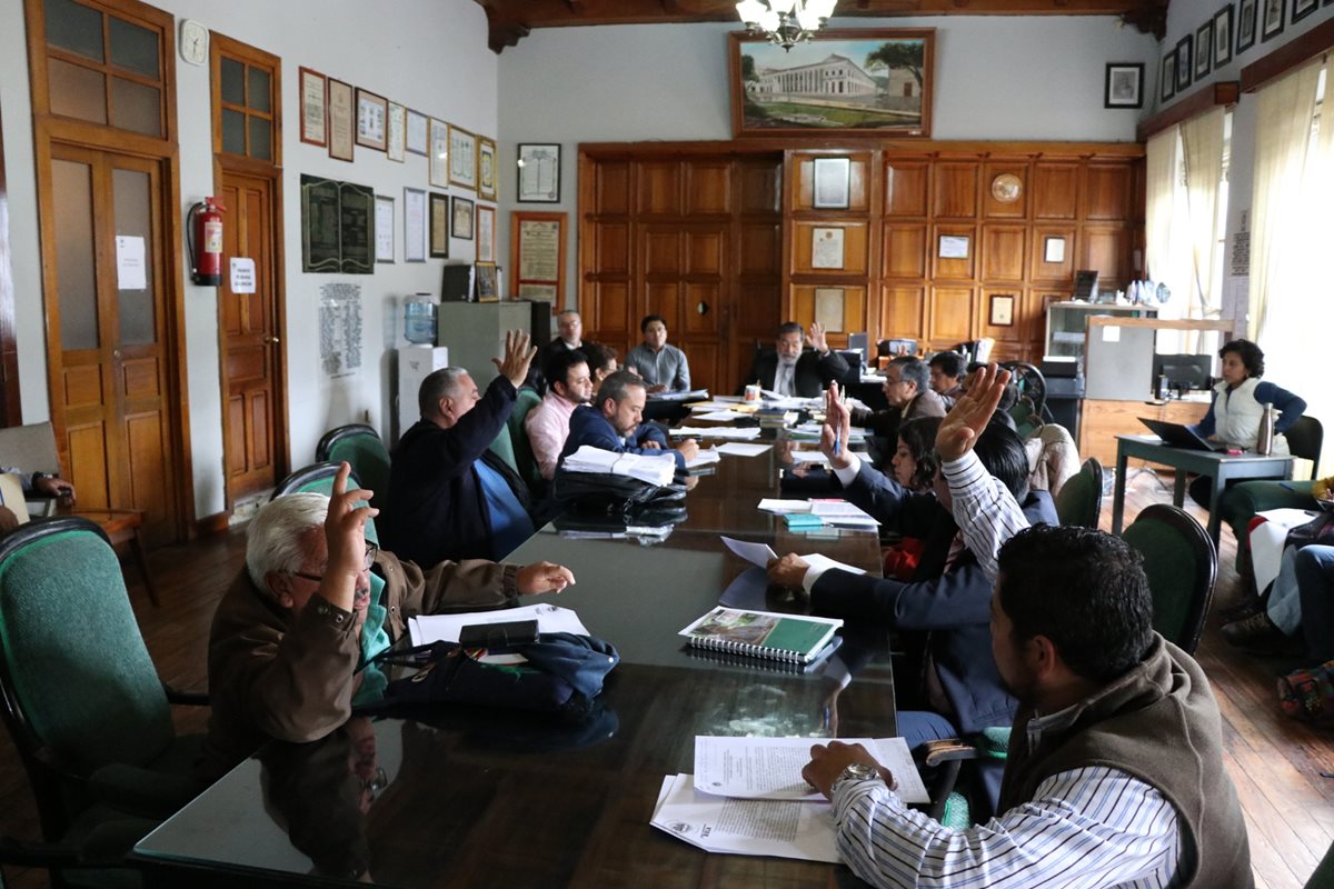 Integrantes del Concejo de Xela, durante una sesión por la cual perciben Q446.87 cada uno de los 14 que lo conforman. (Foto Prensa Libre: María José Longo)
